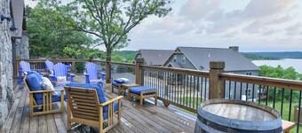 “Gray Wolf Lodge” - Luxury, Wheelchair Friendly Lakeview Home pickleball court