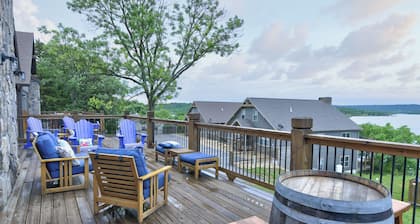“Gray Wolf Lodge” - Luxury, Wheelchair Friendly Lakeview Home pickleball court
