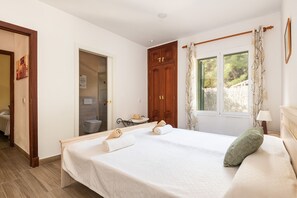 3 chambres, coffres-forts dans les chambres, fer et planche à repasser