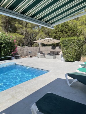 Una piscina al aire libre, una piscina climatizada