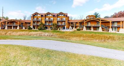 Second-floor hotel-style condo with fast WiFi, central AC, & kitchenette