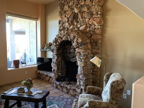 TV, books, offices - Majestic views of Superstition Mountain and Dinosaur Mountain. (GOLD CANYON)