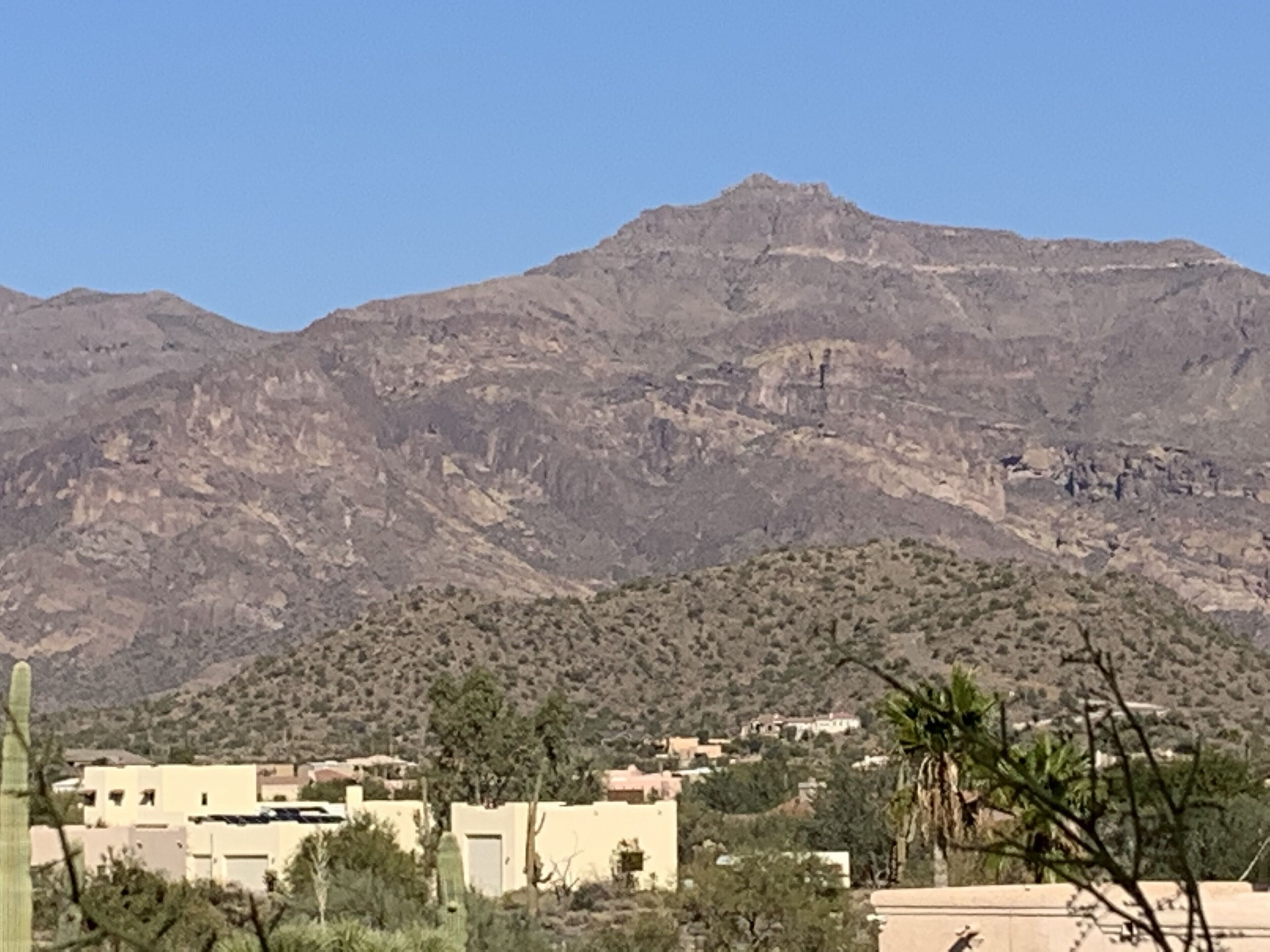 Un paysage montagneux avec une ville au premier plan.