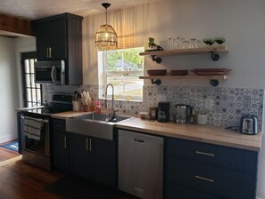Fridge, microwave, oven, stovetop - 2 min from downtown Lincoln-Attractive & Cozy. Firepit & popcorn machine.  (Lincoln)