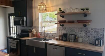 2 min from downtown Lincoln-Attractive & Cozy. Firepit & popcorn machine.