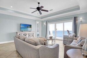 Een televisie en een open haard