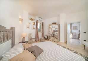 13 Schlafzimmer, Zimmersafe, Bügeleisen/Bügelbrett, Reisekinderbett