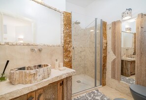 Dusche, Haartrockner, Bidet, Handtücher