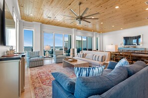 Smart-TV, DVD-spiller, fotballspill og bordtennis