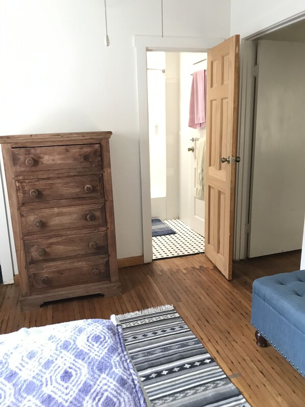 2 bedrooms, WiFi, bed sheets - Sweet secluded Silverlake cottage near Everything  (Los Angeles)