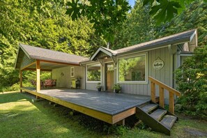 Terrace/patio - Perfect location to relax, unwind, rejuvinate, explore and enjoy San Juan Island (Friday Harbor)