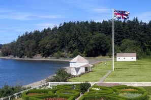 Property grounds - Perfect location to relax, unwind, rejuvinate, explore and enjoy San Juan Island (Friday Harbor)