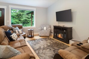 Smart-TV, Kamin, Bücher