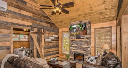 Roger That! New Htd Pool Cabin 1 mile from Pigeon Forge/Mountain Views