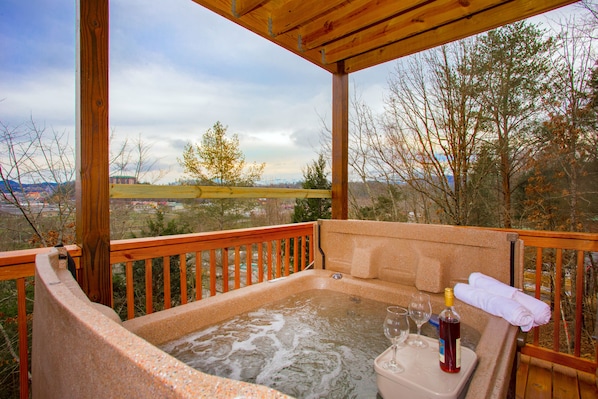 Un bain à remous avec une terrasse en bois et une vue magnifique.