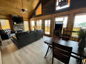 Smart-TV, Kamin, DVD-Player