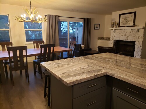 NORTH LAKE TAHOE VACATION RENTAL WITH SKI AND MOUNTAIN VIEWS, HIKE & BIKE TRAILS