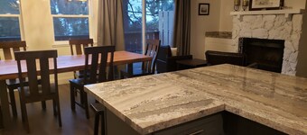 NORTH LAKE TAHOE VACATION RENTAL WITH SKI AND MOUNTAIN VIEWS, HIKE & BIKE TRAILS