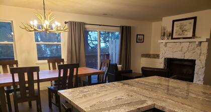 NORTH LAKE TAHOE VACATION RENTAL WITH SKI AND MOUNTAIN VIEWS, HIKE & BIKE TRAILS