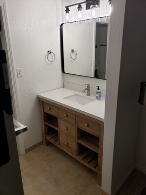 Ensemble douche/baignoire, sèche-cheveux, serviettes fournies, savon