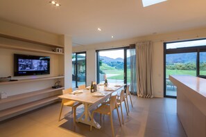 Exclusive Villa | Dining room - Alpine Retreat (Lower Shotover)