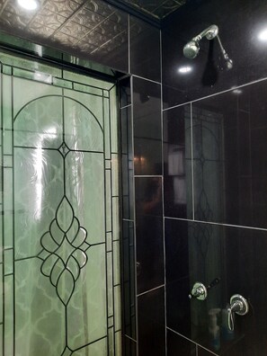 Een douche, een haardroger, handdoeken, zeep