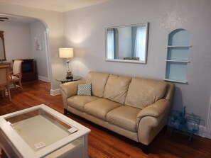 Een smart-tv, een open haard, Netflix en streamingdiensten