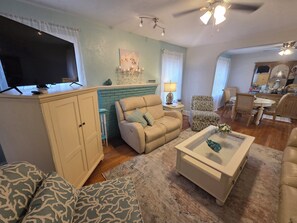 Una Smart TV, una chimenea, Netflix, servicios de streaming