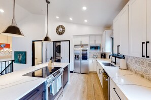 Fridge, microwave, oven, stovetop - Mountain Condo with Free WiFi, Wood Fireplace & Washer/Dryer (Beaver Creek)