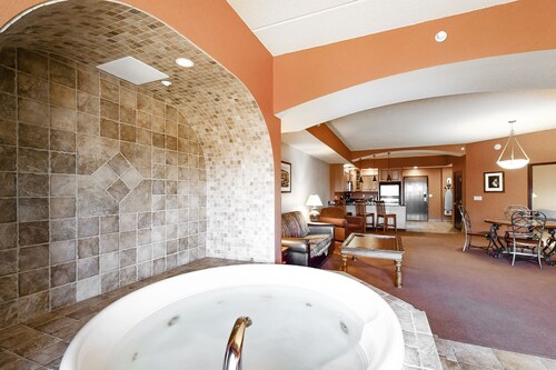 3rd-floor condo with elevator, jetted tub, full kitchen, & fireplace