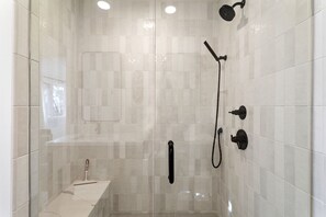 Baignoire, sèche-cheveux, serviettes fournies, savon