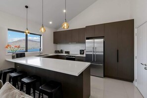 冰箱、微波炉、烤箱、炉灶