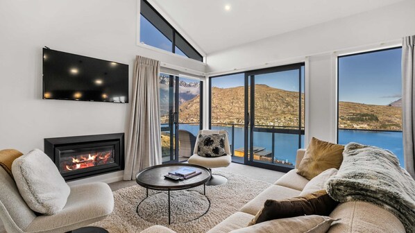 Smart TV y chimenea 