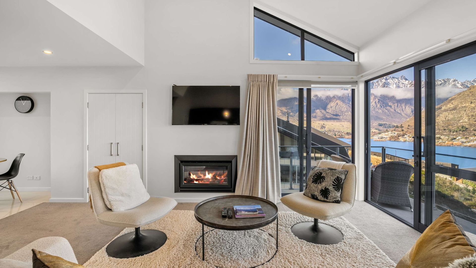 Televisión, chimenea y oficina 