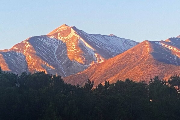 Una cordillera con cielo despejado.