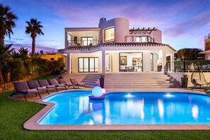 Outdoor pool, a heated pool - Seafront View next to the famous “Benagil Caves” (Lagoa)