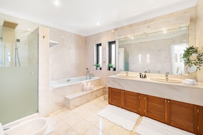 Duschwanne, Haartrockner, Bidet, Handtücher