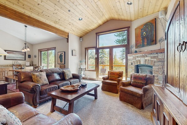 Fernseher, Kamin, DVD-Player, Stereoanlage