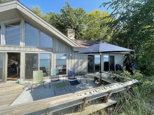  Lake MI Private Beach; fireplace, Sunsets. Close to Fishtown & Sleeping Bear