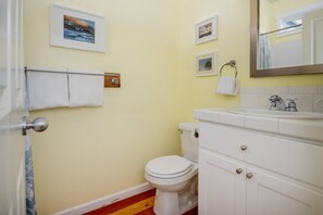 Tina con regadera, secadora de cabello, toallas, shampoo 