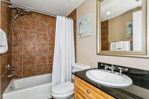 Une salle de bain avec une baignoire, des toilettes et un lavabo.