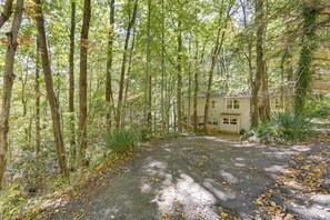 Property grounds - Cobbly Nob Golf Retreat: Hot Tub, Arcade Game Room (Gatlinburg)