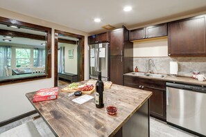 Fridge, microwave, stovetop, dishwasher - Cobbly Nob Golf Retreat: Hot Tub, Arcade Game Room (Gatlinburg)