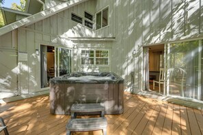Terrace/patio - Cobbly Nob Golf Retreat: Hot Tub, Arcade Game Room (Gatlinburg)