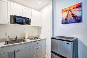 Refrigerador, microondas, cafetera/tetera, tostadora