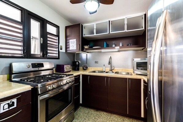 Refrigerador, microondas, horno y parrilla de estufa 