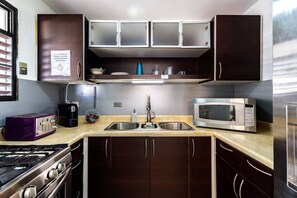 Refrigerador, microondas, horno y parrilla de estufa