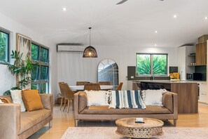Smart TV, Netflix, streaming services - Byron Bay Holiday Homes - Marie and Fred's Villa (Byron Bay)