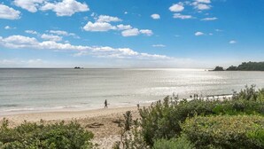 A beach with clear skies and calm waters. - Marie and Fred's Byron Villa (Byron Bay)