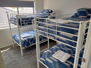 5 Schlafzimmer, Schreibtisch, Bügeleisen/Bügelbrett, kostenloses WLAN